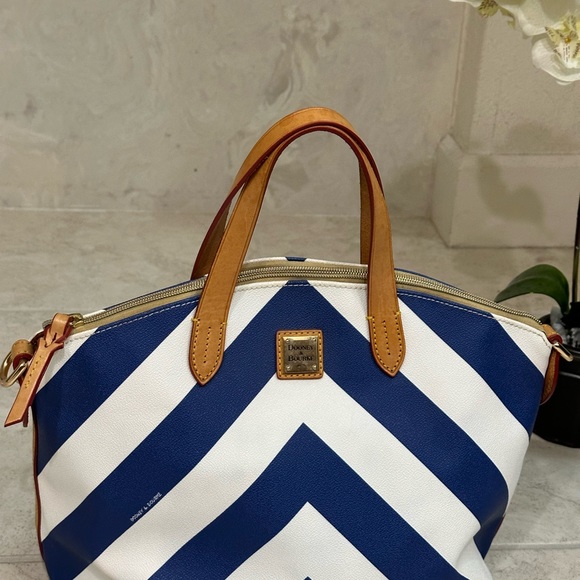 Dooney and Bourke Chevron purse! I’m amazing condition . - Picture 4 of 7